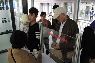 Ngày đầu bán vé xe buýt nhanh, hành khách vẫn nêm chật cứng