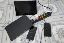 Vừa sạc điện thoại vừa chơi game, một học sinh bị điện giật tử vong