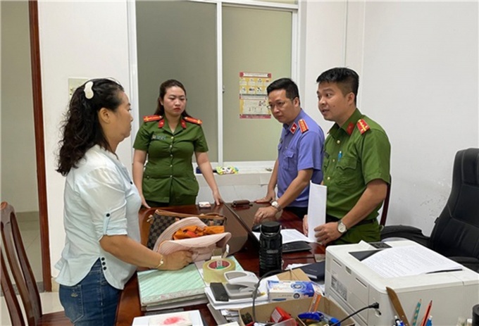 Cơ quan chức năng tống đạt quyết định khởi tố đối với một bị can về tội Đưa hối lộ