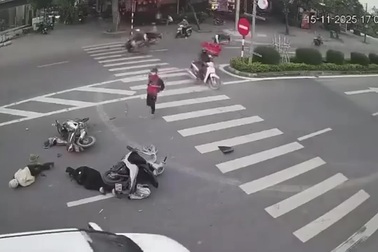 Thanh niên chạy xe máy ngược chiều tốc độ cao, tông ngã người đi đường