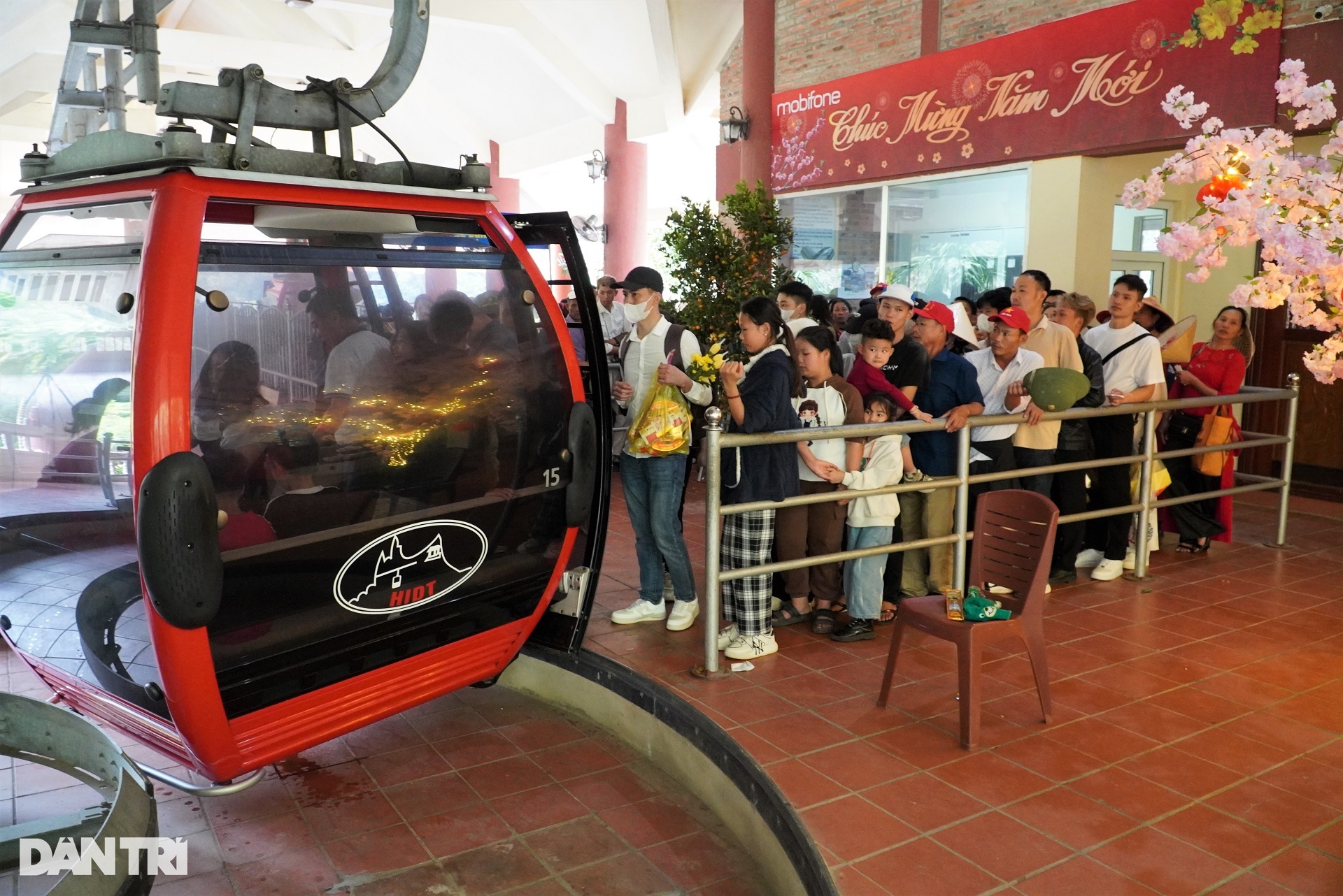 Chen chân đổ dầu gió xoa tượng hổ mong chữa bách bệnh ở chùa Hương Tích - 6 Chen chân đổ dầu gió xoa tượng hổ mong chữa bách bệnh ở chùa Hương Tích - 6