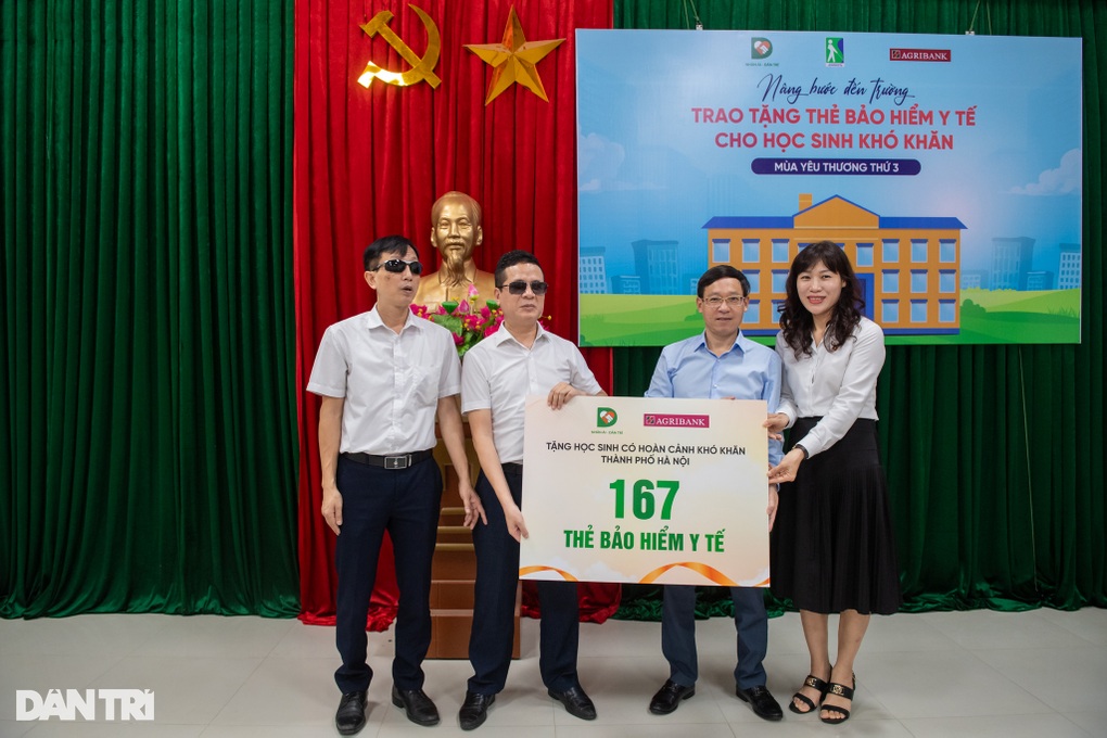 Xúc động ngày trao thẻ BHYT tới tay học sinh khó khăn tại Hà Nội - 5 Xúc động ngày trao thẻ BHYT tới tay học sinh khó khăn tại Hà Nội - 5
