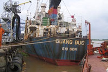 Hai tàu va nhau, tràn 450 lít dầu đen ra sông