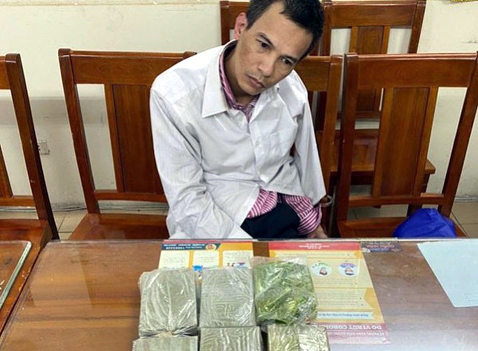 Hà Nội: Được tạm tha vẫn đi buôn ma túy, bị đón lõng bất ngờ! - 3 Hà Nội: Được tạm tha vẫn đi buôn ma túy, bị đón lõng bất ngờ! - 3