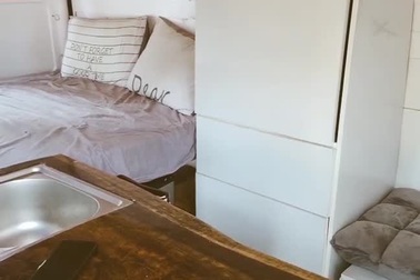 Mê xê dịch, cặp vợ chồng trẻ mua ô tô làm thành nhà di động