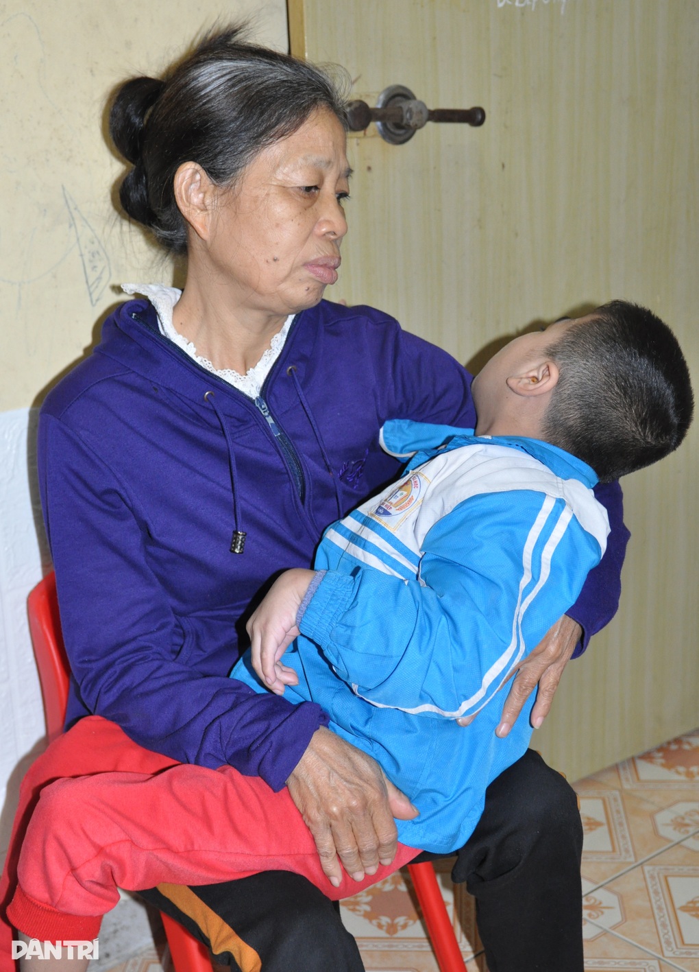 Cậu bé bại não sống cầm cự qua ngày nhờ những suất cơm từ thiện - 5 Cậu bé bại não sống cầm cự qua ngày nhờ những suất cơm từ thiện - 5