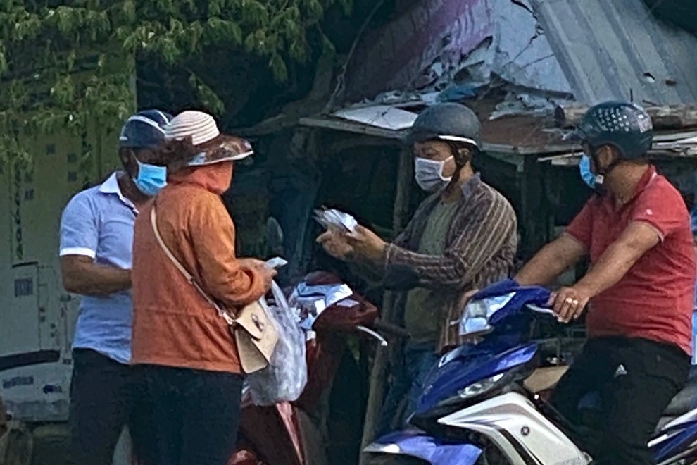 Đang bán test nhanh SARS-CoV-2 dạo thì bị công an mời về trụ sở làm việc - 2 Đang bán test nhanh SARS-CoV-2 dạo thì bị công an mời về trụ sở làm việc - 2