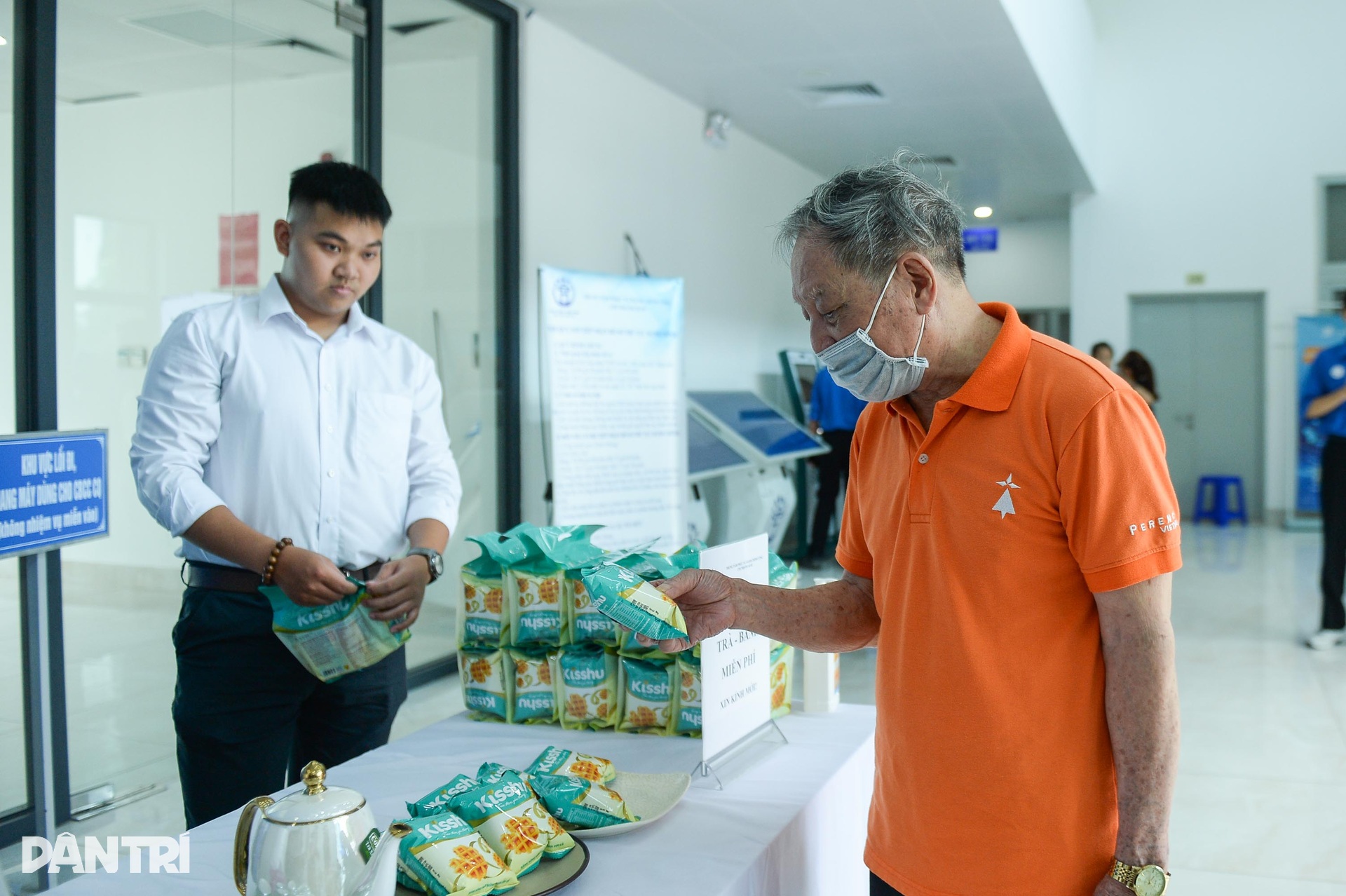 Người dân ngỡ ngàng khi được ăn uống miễn phí lúc chờ làm thủ tục ở Hà Nội - 11 Người dân ngỡ ngàng khi được ăn uống miễn phí lúc chờ làm thủ tục ở Hà Nội - 11