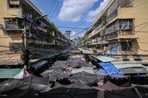 Người dân thấp thỏm sống ở cụm chung cư cũ nát hơn 50 năm tuổi ở TPHCM