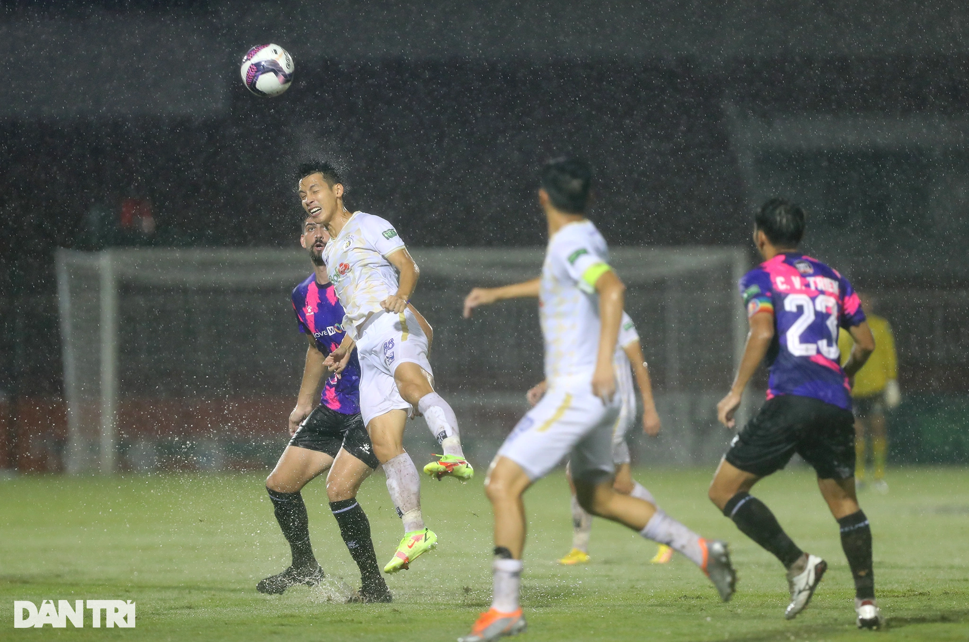 Thủy chiến trên sân Thống Nhất, CLB Hà Nội suýt thất bại trước Sài Gòn FC - 9 Thủy chiến trên sân Thống Nhất, CLB Hà Nội suýt thất bại trước Sài Gòn FC - 9