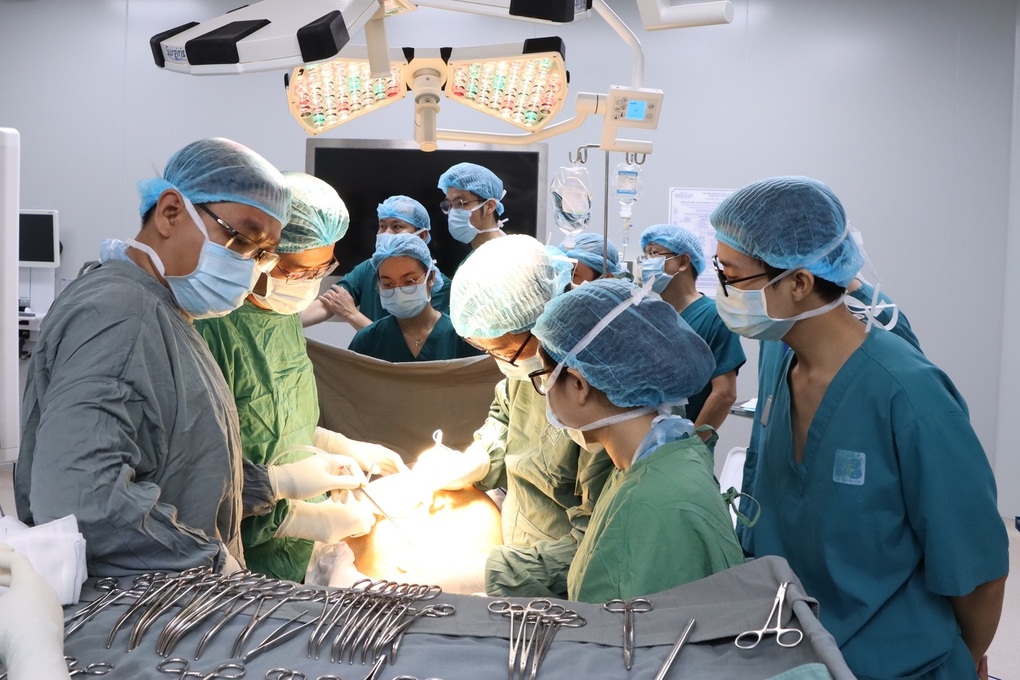 Bụng to như ễnh ương, xẹp phổi vì khối u buồng trứng 20kg - 2 Bụng to như ễnh ương, xẹp phổi vì khối u buồng trứng 20kg - 2