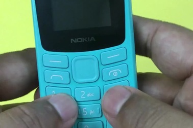 Mở hôp Nokia 105 - Điện thoại "cục gạch" kết nối 4G của Nokia