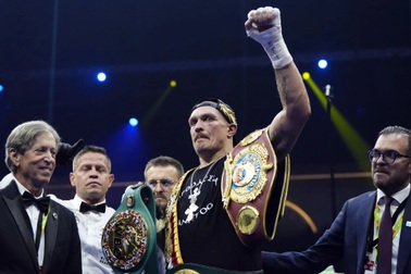 Oleksandr Usyk lần thứ hai đánh bại Tyson Fury