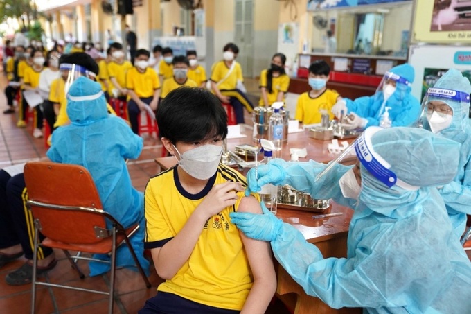 Thời gian tiêm mũi 2 là từ ngày 22/11 đến ngày 28/11 với đối tượng là tất cả trẻ từ 12-17 tuổi đang sinh sống hoặc học tập trên địa bàn TP.HCM đã được tiêm vaccine mũi 1 qua đủ thời gian, kể cả trẻ đã được tiêm mũi 1 ở các tỉnh, thành phố khác.