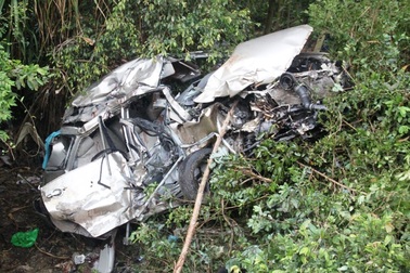 Sau tiếng "rầm", 6 người trong ô tô bê bết máu