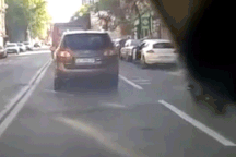 Lại tai nạn vì bất cẩn khi mở cửa xe