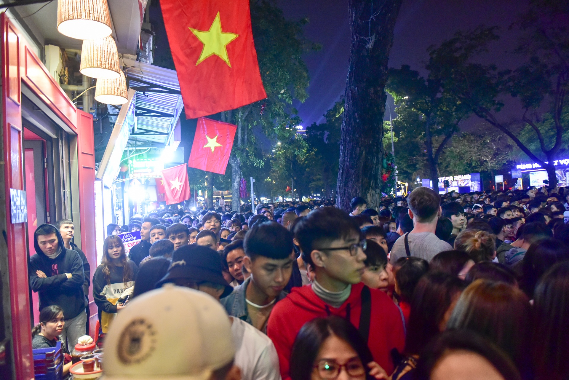 Hà Nội: Dòng người ùn ùn đổ về hồ Gươm đón năm mới 2020  - 4