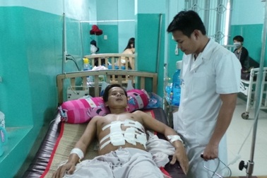 Ngã giàn giáo, thợ hồ bị cây sắt đâm thủng ruột