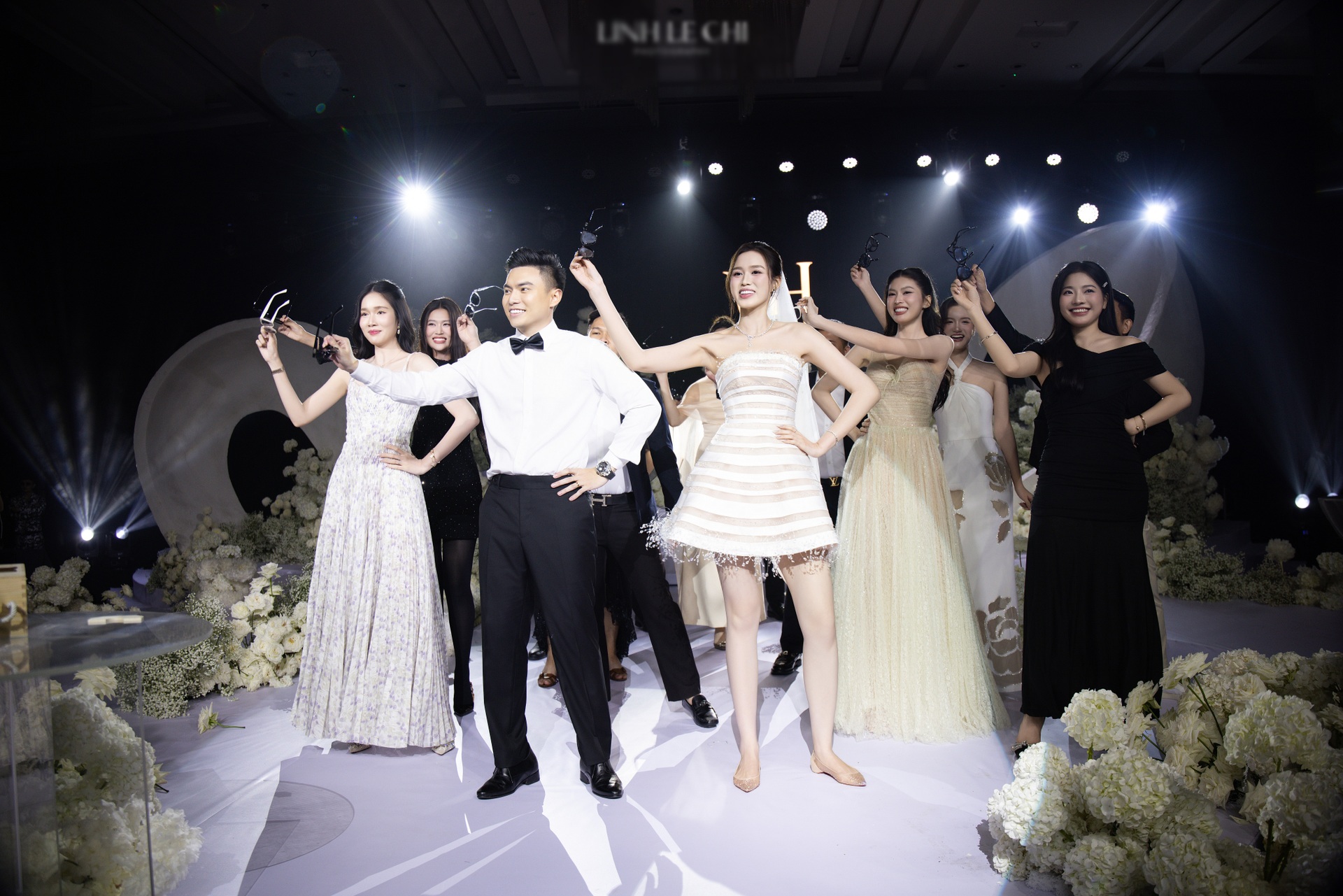 Hoa hậu Đỗ Thị Hà và chồng doanh nhân khóa môi tình tứ tại lễ cưới Hà Nội - 13