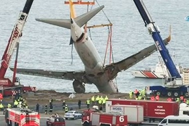 Xem giải cứu máy bay 'treo mình' trên vách đá