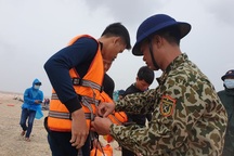 Trực thăng cùng đặc công nước cứu hộ thành công 8 người trên tàu Vietship