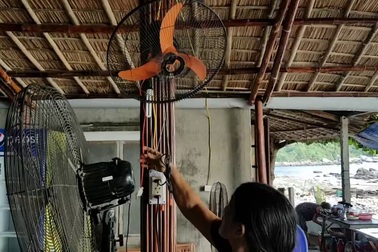 Chủ quán Anh Ty phấn khởi khi điện về với người dân trên đảo