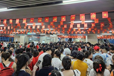 Biển người ở ga Cát Linh - Hà Đông, Hanoi Metro "mách nước" hành khách