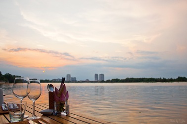 Sài Gòn cuối tuần... Thư giãn cùng cà phê ven sông