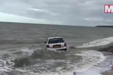 Video chiếc xe Audi A6 bị thủy triều cuốn trôi