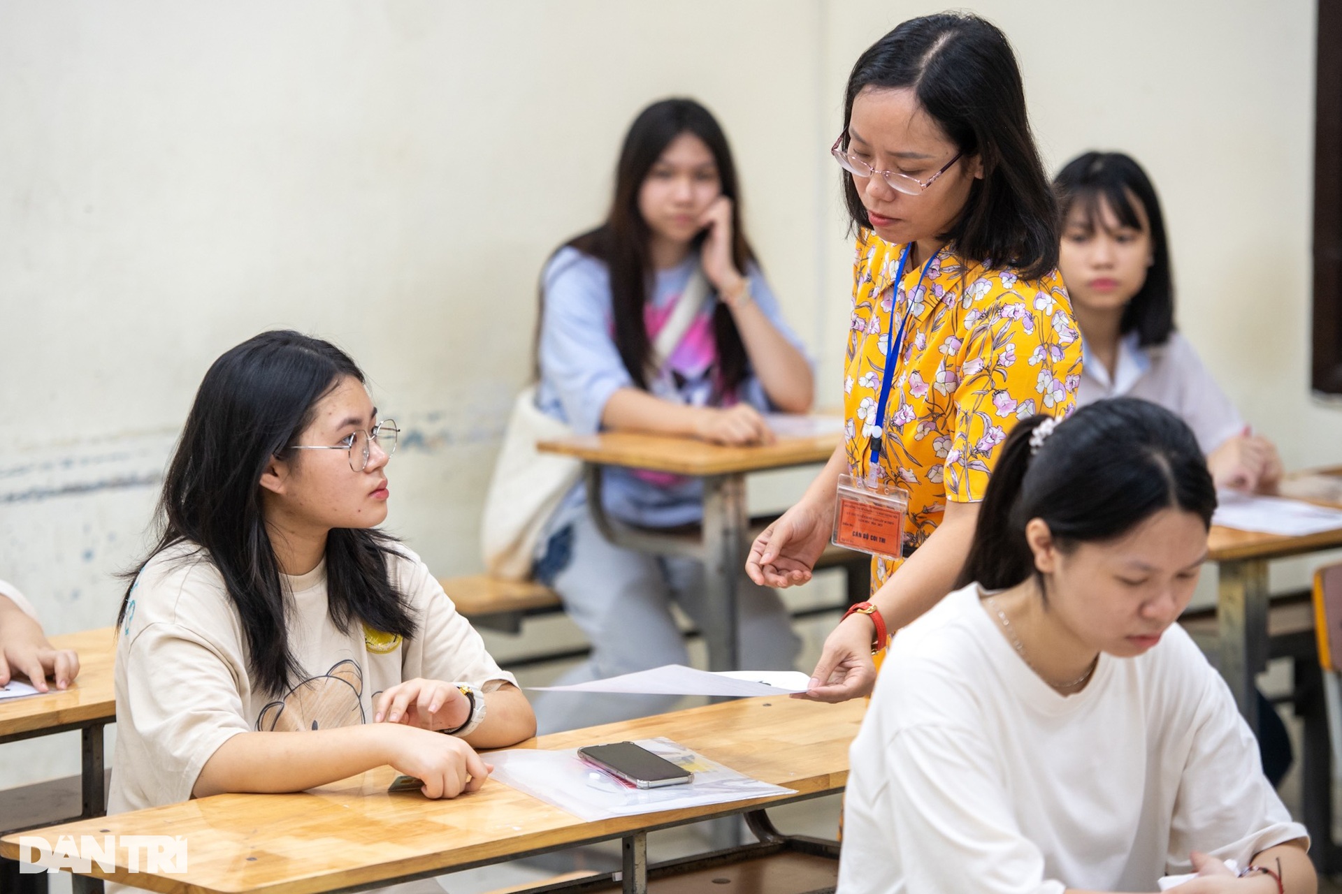 Sĩ tử Hà Nội lo lắng tới mất ngủ, dậy sớm đi làm thủ tục thi lớp 10 - 13 Sĩ tử Hà Nội lo lắng tới mất ngủ, dậy sớm đi làm thủ tục thi lớp 10 - 13