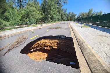 "Hố tử thần" bất ngờ xuất hiện giữa lòng đường