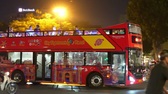 Du khách thích thú ngắm Hà Nội lung linh từ xe buýt 2 tầng