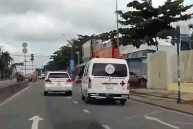 Lái xe tiền tỉ "kiên cường" không cho xe cứu thương vượt...