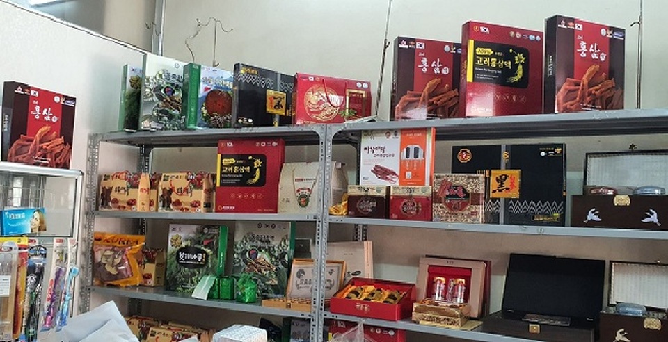 Sau lệnh “siết” hàng xách tay, bất ngờ với cảnh tượng tại phố Nguyễn Sơn - 6 Sau lệnh “siết” hàng xách tay, bất ngờ với cảnh tượng tại phố Nguyễn Sơn - 6