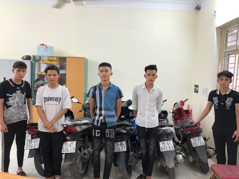 Tạm giữ 18 đối tượng ném chai thủy tinh khiến một người bị thương - 1 Tạm giữ 18 đối tượng ném chai thủy tinh khiến một người bị thương - 1
