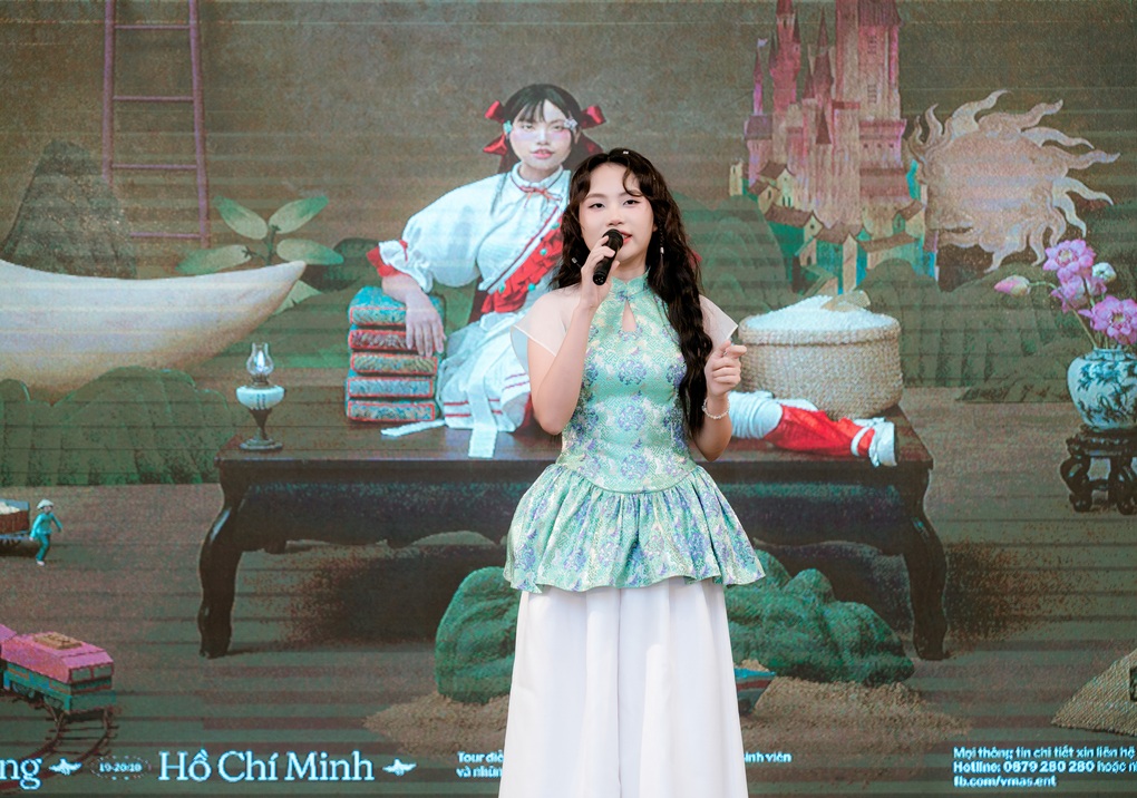 Phương Mỹ Chi học hát chầu văn, rock, đầu tư 10 tỷ đồng cho show miễn phí - 1 Phương Mỹ Chi học hát chầu văn, rock, đầu tư 10 tỷ đồng cho show miễn phí - 1