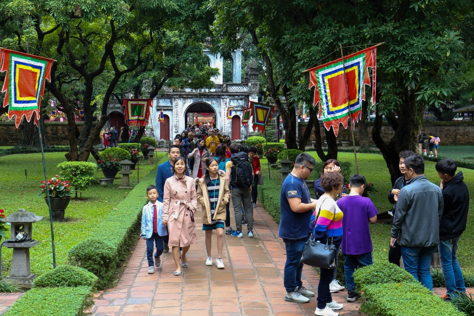 Mưa lạnh người dân vẫn đổ về Văn Miếu xin chữ đầu năm - 9 Mưa lạnh người dân vẫn đổ về Văn Miếu xin chữ đầu năm - 9