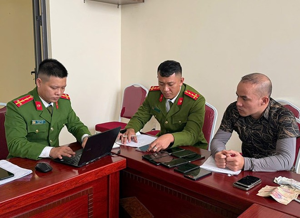 Nam công nhân trộm 11 điện thoại của đồng nghiệp - 1