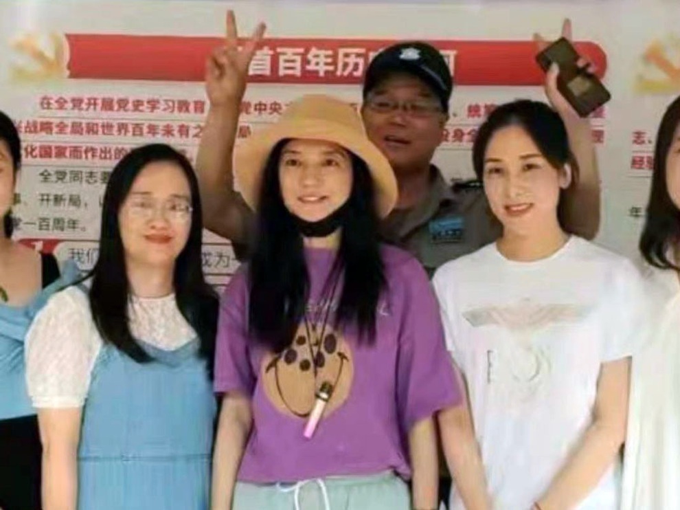 Vừa lộ diện lần đầu sau bão phong sát, Triệu Vy lại có động thái gây chú ý - 2 Vừa lộ diện lần đầu sau bão phong sát, Triệu Vy lại có động thái gây chú ý - 2