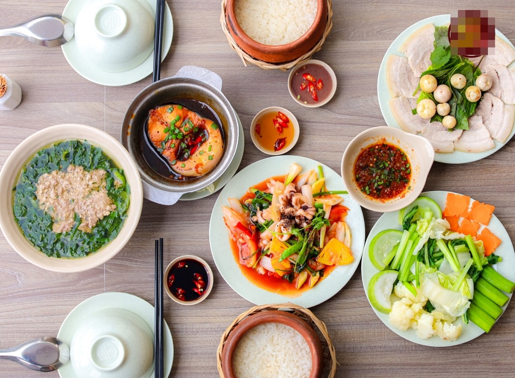 Quán cơm niêu ở TPHCM bất ngờ bị tẩy chay sụt giảm doanh thu vì tấm biển lạ - 2 Quán cơm niêu ở TPHCM bất ngờ bị tẩy chay sụt giảm doanh thu vì tấm biển lạ - 2