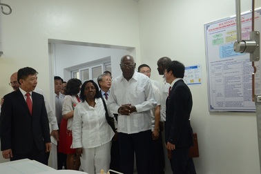 Phó Chủ tịch thứ nhất Cuba thăm Bệnh viện Hữu nghị Việt Nam - Cuba Đồng Hới