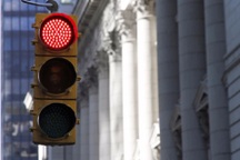 Thanh niên điều chỉnh đèn tín hiệu giao thông chỉ hiện màu đỏ ở TPHCM