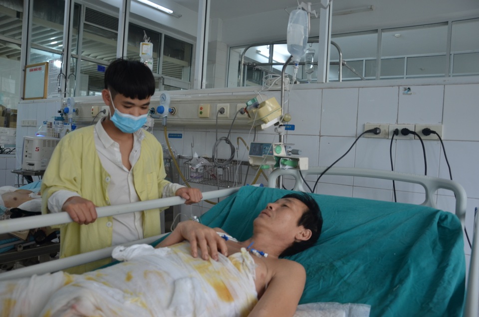 Hoàn cảnh éo le của người đàn ông dậy nấu mì tôm không may ngã vào bếp lửa - 4 Hoàn cảnh éo le của người đàn ông dậy nấu mì tôm không may ngã vào bếp lửa - 4