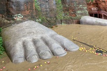 Lũ lớn dâng ngập bệ chân tượng khổng lồ ở Trung Quốc