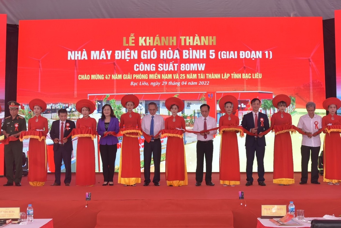 Khánh thành nhà máy điện gió trên đất liền ven biển lớn nhất miền Tây - 1 Khánh thành nhà máy điện gió trên đất liền ven biển lớn nhất miền Tây - 1