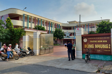 Vụ trẻ bị bỏ quên trên ô tô: Trường siết điểm danh, phụ huynh chưa hết sốc