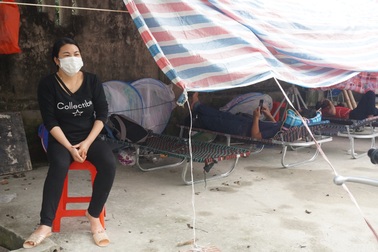 Khốn khổ cảnh ăn đường, ngủ lán của người nhà F0 nặng, có bệnh nền