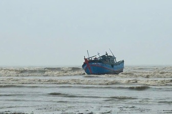 Nước lũ cuốn trôi 4 tàu cá đang neo đậu ở cửa sông Trà Bồng