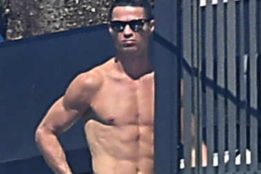 C.Ronaldo khoe thân hình vạm vỡ khi về quê tránh dịch