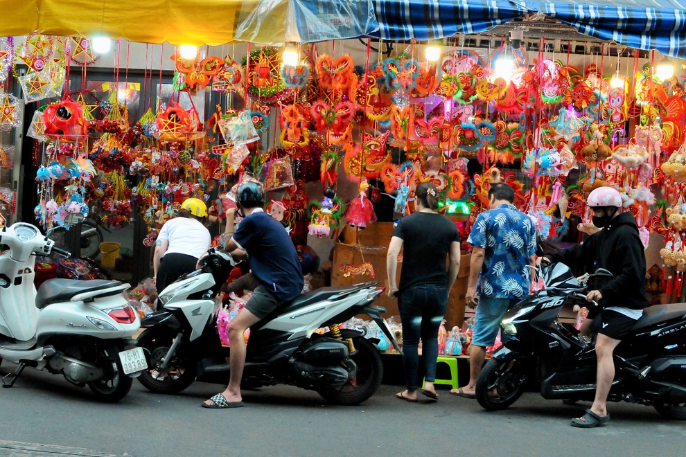 Lồng đèn kiểu mới cháy hàng, tiểu thương 4 ngày bán 1.200 cái vẫn than - 4